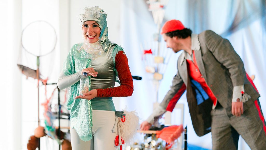 Artistas da WETUMTUM em criação artística dedicada a bebés e famílias.