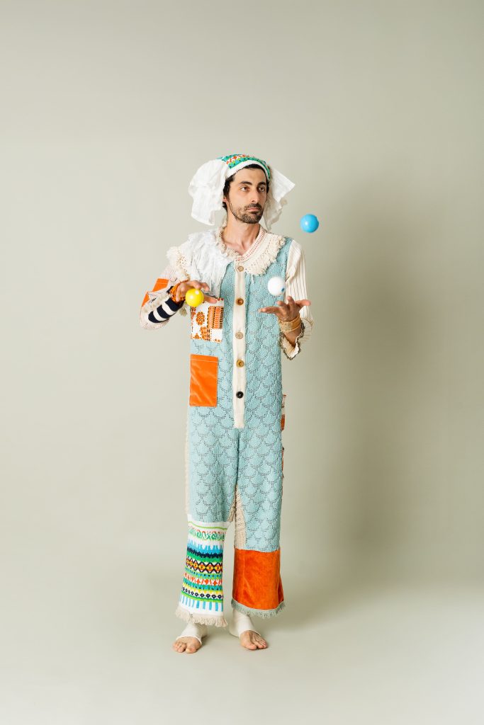 Momento de malabarismo e ilusionismo no espetáculo da Wetumtum